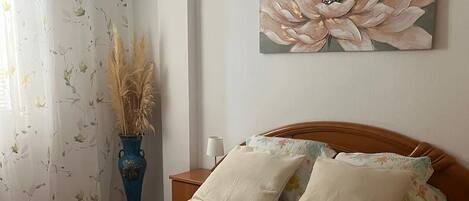 2 عدّة غرف نوم وملاءات أسرّة