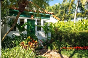 Exterior - Monthly rental-1 level, 4-bed, 3 bath, quiet home, private sunny pool, parking (Key West)