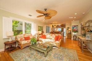 TV - Monthly rental-1 level, 4-bed, 3 bath, quiet home, private sunny pool, parking (Key West)