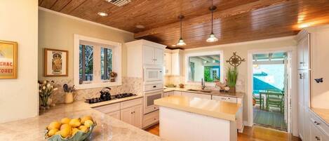 Microondas, horno, parrilla de estufa y lavavajillas