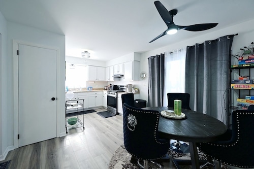 Terrific Freshly Renovated 2-bedroom apt in Albany perfect for your getaway KING