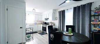 Terrific Freshly Renovated 2-bedroom apt in Albany perfect for your getaway KING