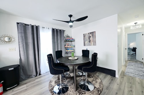 Terrific Freshly Renovated 2-bedroom apt in Albany perfect for your getaway KING