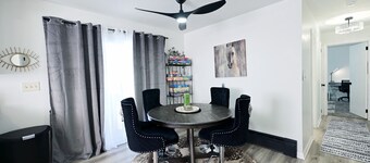 Terrific Freshly Renovated 2-bedroom apt in Albany perfect for your getaway KING