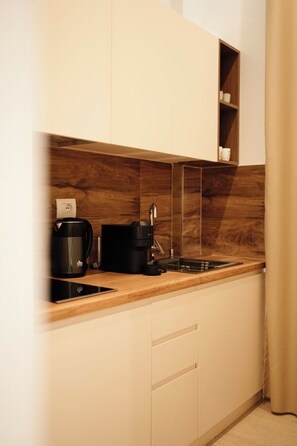 Studio tiện nghi đơn giản, quang cảnh thành phố