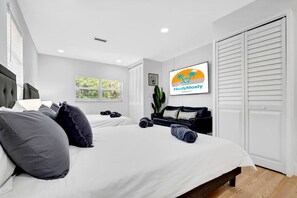 Desk, iron/ironing board, travel cot, WiFi - Private Hollywood Oasis w Heated Pool Spa & BBQ (Hollywood)
