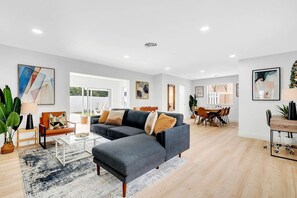 TV - Private Hollywood Oasis w Heated Pool Spa & BBQ (Hollywood)