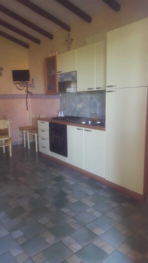 Fridge, oven, stovetop, cookware/dishes/utensils - Residenze Cielo e Mare - Luna (San Teodoro)