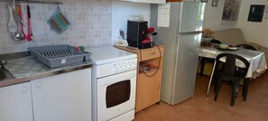 Fridge, oven, stovetop, coffee/tea maker - Casa Ivan - 2 pers, large terrace, 10 min to the beach (Puglia)