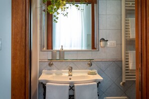 Shower, hair dryer, towels - Apartment 'Masseria De Donno - Ulivo' with Shared Pool, Wi-Fi and Air Conditioning (Specchia)
