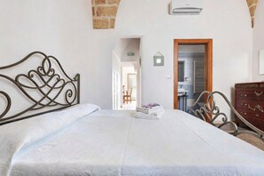 1 bedroom, iron/ironing board, WiFi, bed sheets - Apartment 'Masseria De Donno - Ulivo' with Shared Pool, Wi-Fi and Air Conditioning (Specchia)