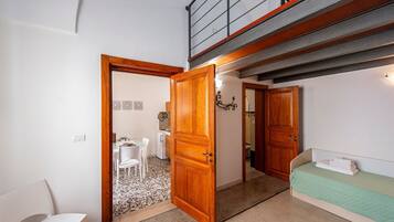 Tabla de planchar con plancha, wifi y ropa de cama