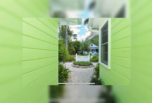 Property grounds - New ! 3-bedroom Pool Home Oasis! Great Location (Sarasota)