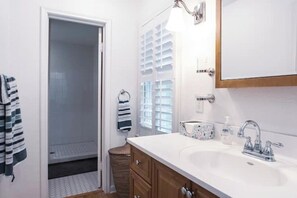 Shower, hair dryer, towels, toilet paper - New ! 3-bedroom Pool Home Oasis! Great Location (Sarasota)