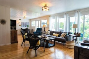 Living area - New ! 3-bedroom Pool Home Oasis! Great Location (Sarasota)
