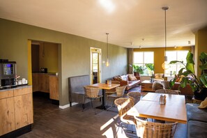 Interior - Villa on Terschelling 10 rooms with private bathroom. 10 min cycling from beach. (terschelling)