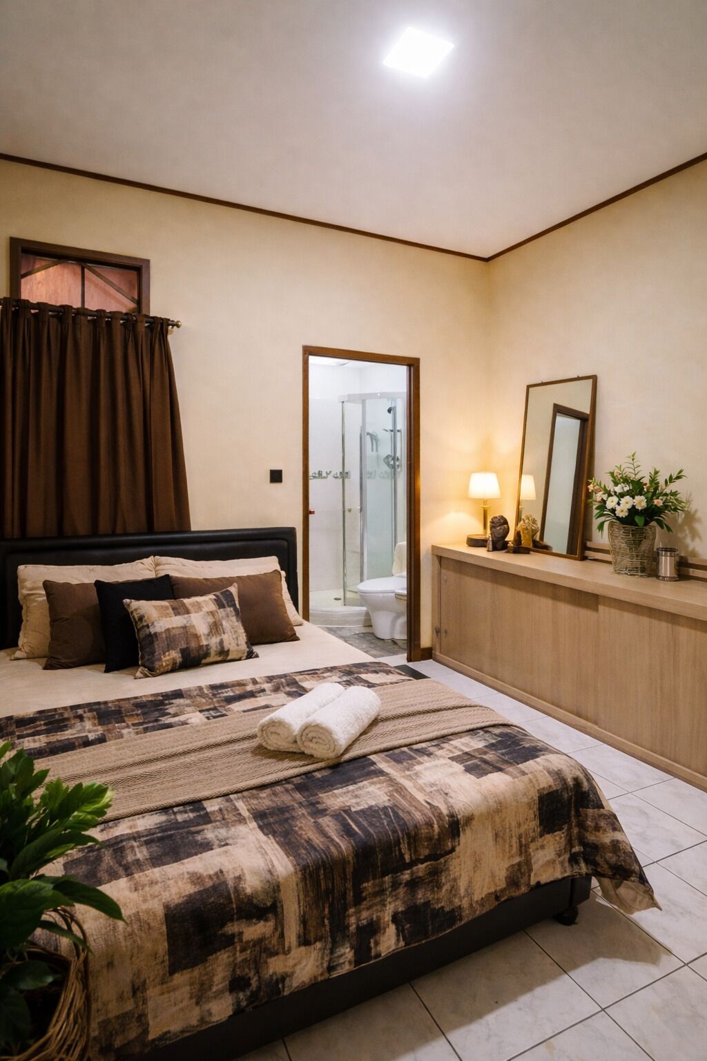 2 bedrooms, iron/ironing board, WiFi