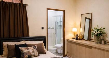 Classic North Bandung Family Home, Sleeps 10 & 3 Parking + Rooftop Gazebo