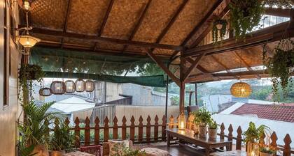 Classic North Bandung Family Home, Sleeps 10 & 3 Parking + Rooftop Gazebo