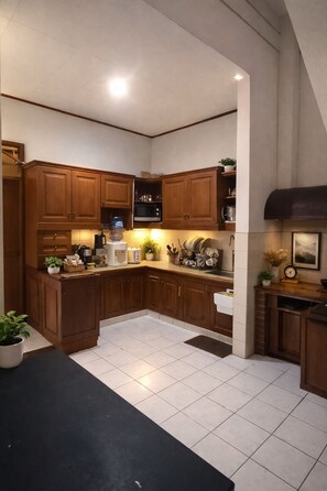 Private kitchen - Classic North Bandung Family Home, Sleeps 10 & 3 Parking + Rooftop Gazebo (Bandung)