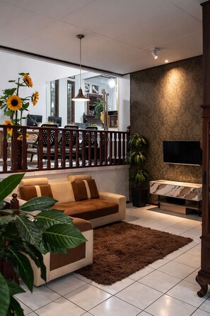 Lobby - Classic North Bandung Family Home, Sleeps 10 & 3 Parking + Rooftop Gazebo (Bandung)