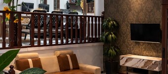 Classic North Bandung Family Home, Sleeps 10 & 3 Parking + Rooftop Gazebo