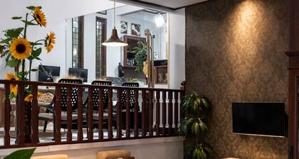 Classic North Bandung Family Home, Sleeps 10 & 3 Parking + Rooftop Gazebo