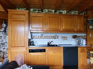 Fridge, microwave, oven, stovetop - Au bon accueil gîte with covered and fenced swimming pool, garden, hiking trails (Bonnac)