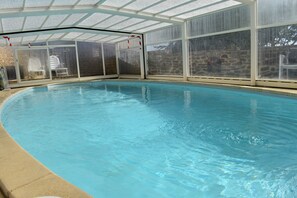 Indoor pool, outdoor pool - Au bon accueil gîte with covered and fenced swimming pool, garden, hiking trails (Bonnac)