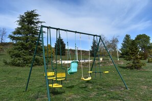 Children’s area - Au bon accueil gîte with covered and fenced swimming pool, garden, hiking trails (Bonnac)