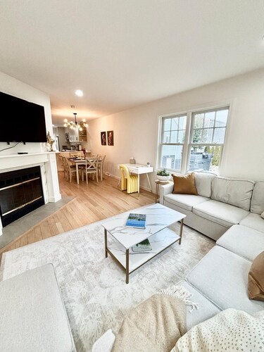 3-bedroom condo in fantastic Greenwich with cool AC unit A