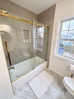Hair dryer, towels, soap, shampoo - 3-bedroom condo in fantastic Greenwich with cool AC unit A (Greenwich)