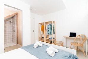 Premium Double Room, 1 Bedroom | Blackout drapes, soundproofing, iron/ironing board, free WiFi - Bucio Coliving (Arona)