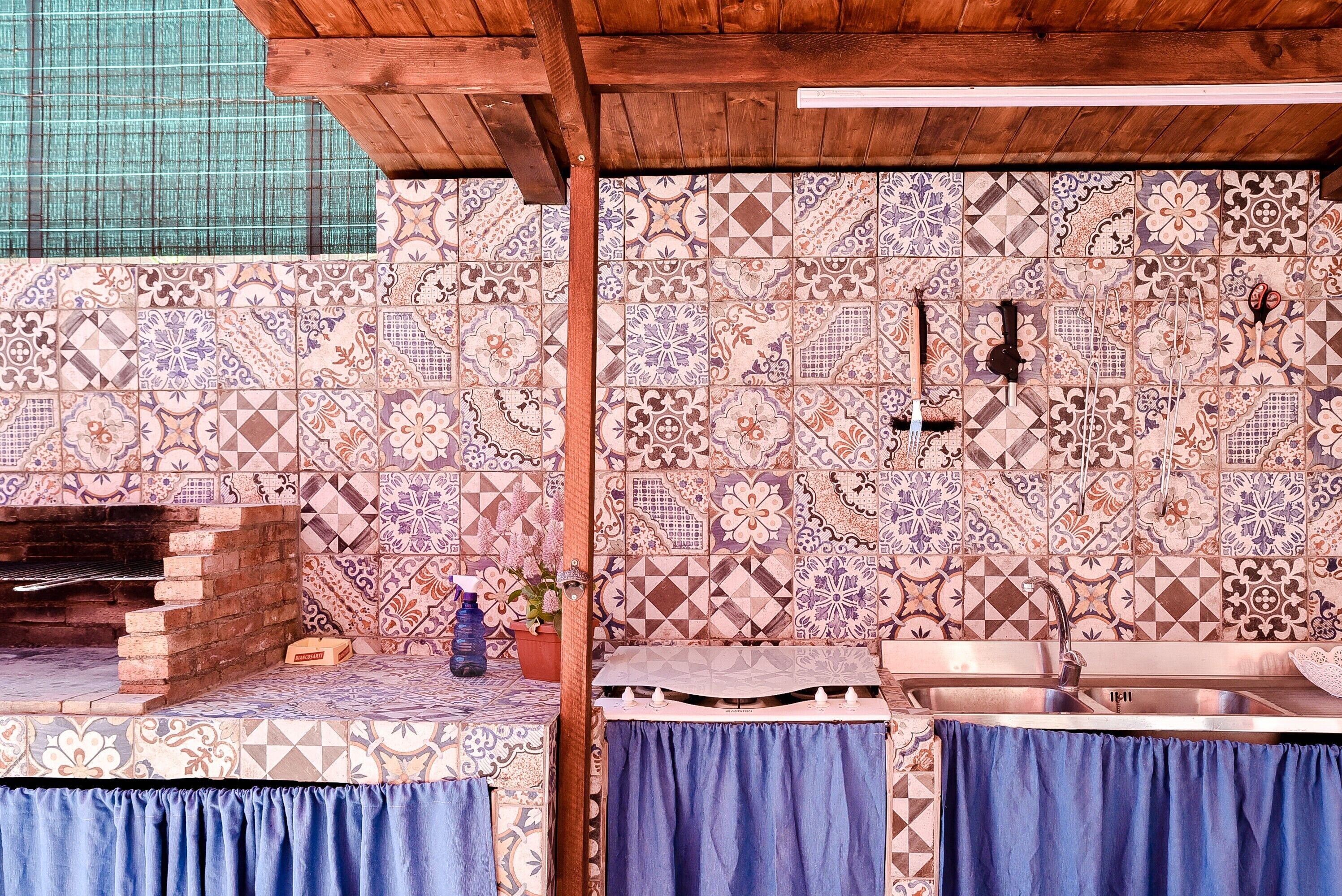 Fridge, oven, stovetop, coffee/tea maker