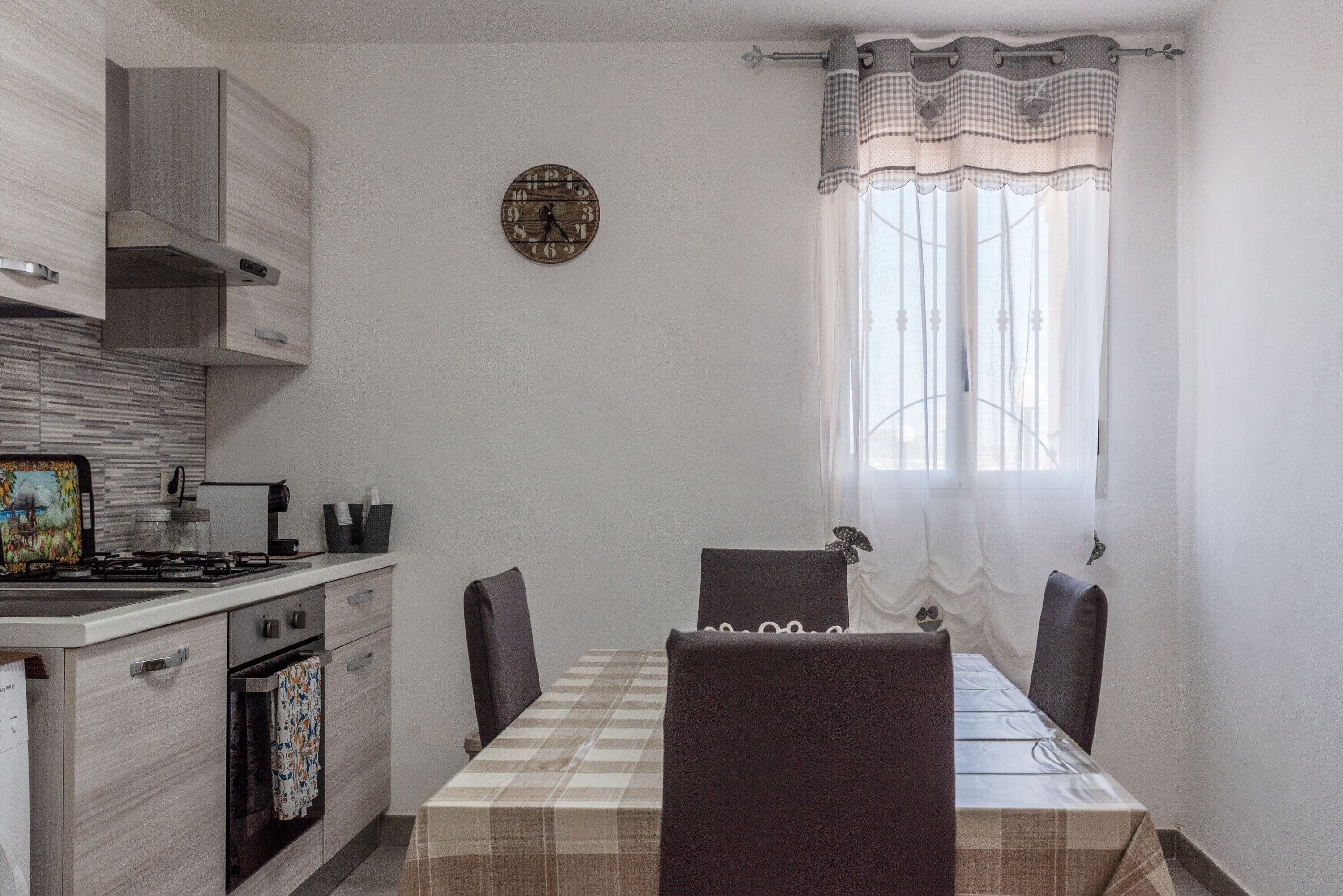 Fridge, oven, stovetop, coffee/tea maker