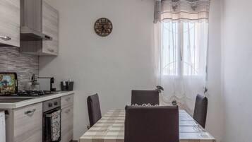 Fridge, oven, stovetop, coffee/tea maker