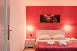 Planxa i posts de planxar, wifi i roba de llit 