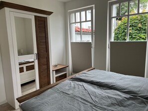 2 bedrooms, in-room safe, travel cot, free WiFi - ***STRANDPALAIS*** Apartment "Backbord" only 150 m from the beach (Kühlungsborn)