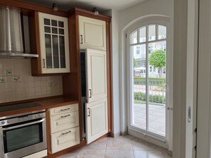 Fridge, microwave, stovetop, dishwasher - ***STRANDPALAIS*** Apartment "Backbord" only 150 m from the beach (Kühlungsborn)