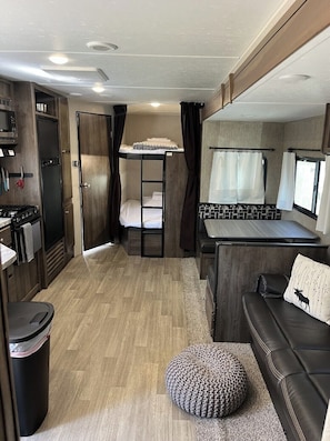 1 bedroom, WiFi, bed sheets - Grace's Oasis - A Glamping Experience. (Wilmington)