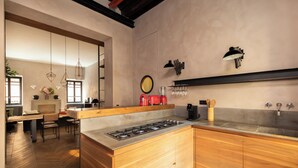 Una cocina moderna con una isla central, armarios de madera y una estufa a gas integrada.