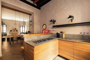 Fridge, microwave, oven, stovetop - Casa Terra, a Burghesius home (Roma)