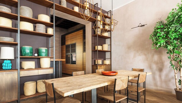 Un comedor con mesa de madera, sillas y estantes con cestas y recipientes.