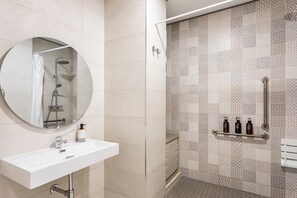 Ducha, secador de pelo y toallas