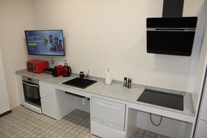 Kühlschrank, Mikrowelle, Ofen, Herdplatte