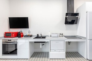 Réfrigérateur, micro-ondes, four, plaque de cuisson