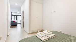 A hotel room with a bed, a wardrobe, and a view of the hallway. - Holiday Home 'Portal A Valencia' with Wi-Fi and Air Conditioning (València)