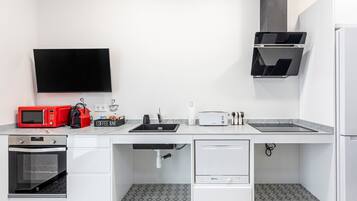 Réfrigérateur, micro-ondes, four, plaque de cuisson
