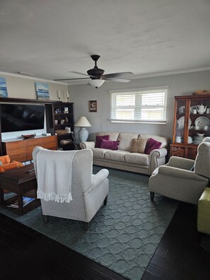 Smart TV - Serene 3-bedroom Bungalow with carport and off street parking in Port Orange. (Port Orange)