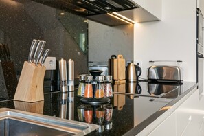 Kühlschrank, Mikrowelle, Ofen, Geschirrspüler